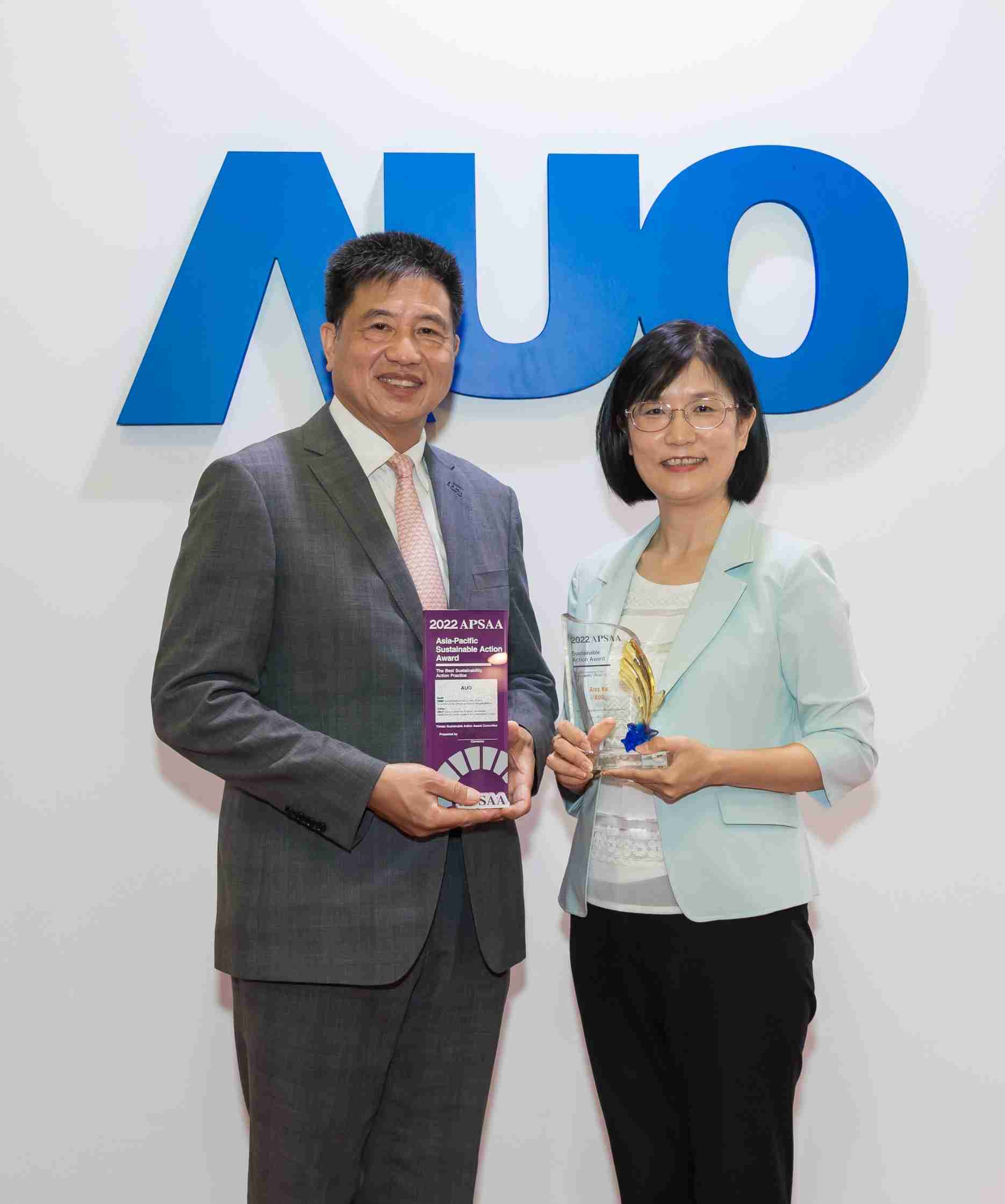 PG国际长期垫筑永续远景的基石，，透过ESG暨气候委员会逐步实践永续策略蓝图。。。其中，，，，PG国际光电永续长古秀华带领团队、、、、制定中长期目标，，缔造多面向亮眼表现，，，，获得「顶尖永续长奖」的个人奖殊荣（左：PG国际光电董事长暨执行长彭双浪，，，右：PG国际光电永续长古秀华）
