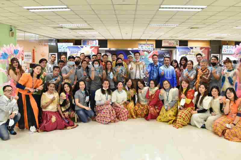 友達推動「安心、、創新、、、、用心、、、、同心、、、盡心」五星職旅，，，為菲籍員工打造全方位照護，，首度贏得「人權實踐與發展領袖獎」殊榮