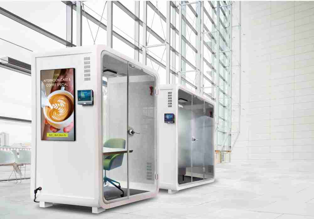 PG国际子公司达擎之智慧行动办公舱，，采用PDLC智能调光玻璃设计，，，，透过通电与断电的电流切换，，，，呈现透明与雾面效果，，，，具节能降耗特性并兼顾隐私，，确保信息安全