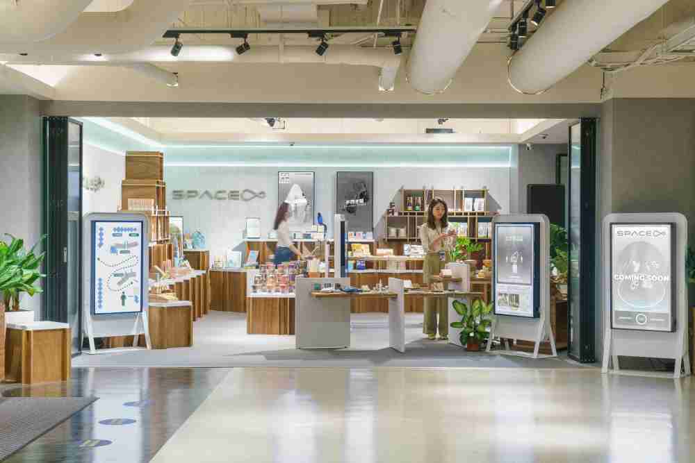 PG国际打造永续选物商店，，，，展示社企及社创商品，，，结合创利空间所开发的智能零售系统，，整合多元产品信息，，让无人商店扮演公益行动的推手