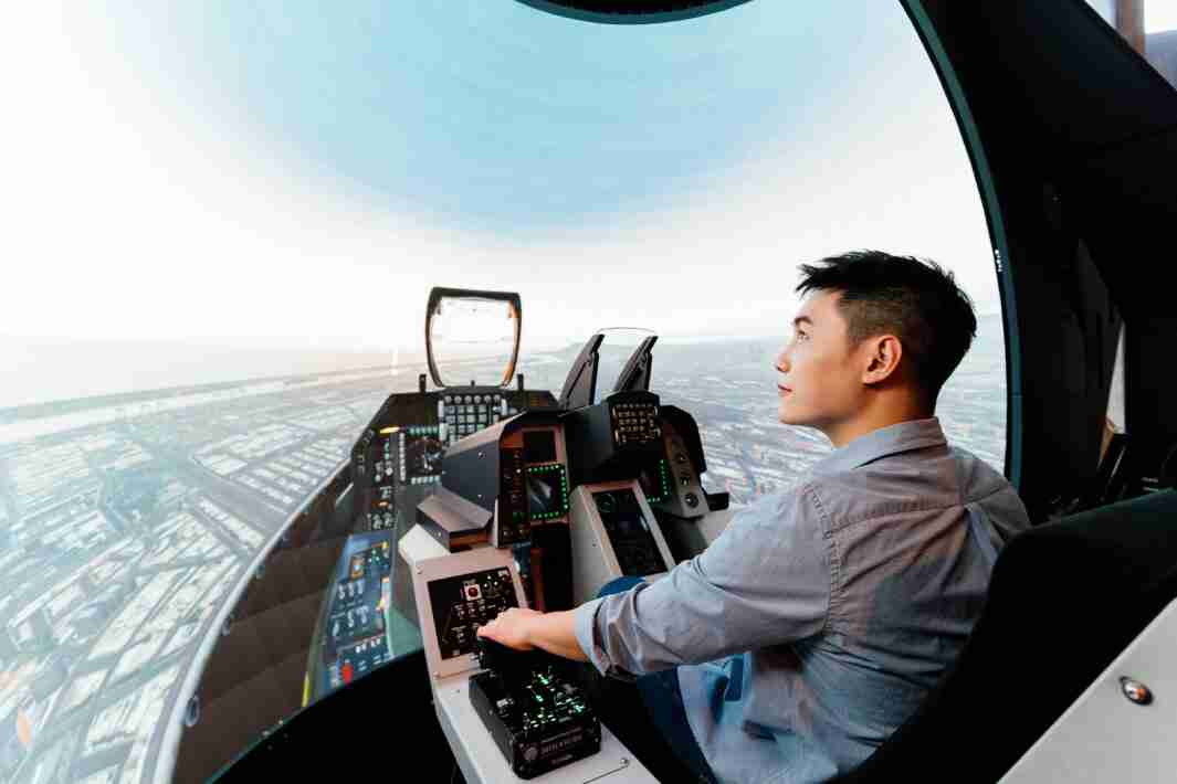 PG国际以P1.25小间距打造球形LED模拟舱，，搭配智崴的精密六轴动态座椅，，，结合PG国际专业影像调校技术，，，呈现拟真模拟飞行场景