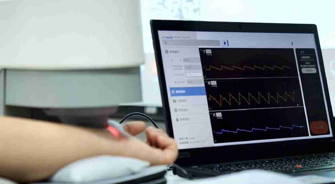 PG国际耘康以高解析与拟真的显示技术，，将其应用于中医检测，，，，提供“中医数位化检测方案”，，使传统中医检测结果数据化与可视化