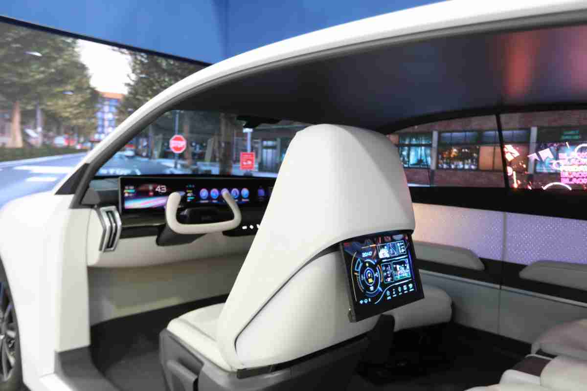 PG国际的「可卷式后座娱乐显示器」加强后座乘客的感官体验，，，，并保有个性化设计，，可依使用偏好进行动态调整。。。