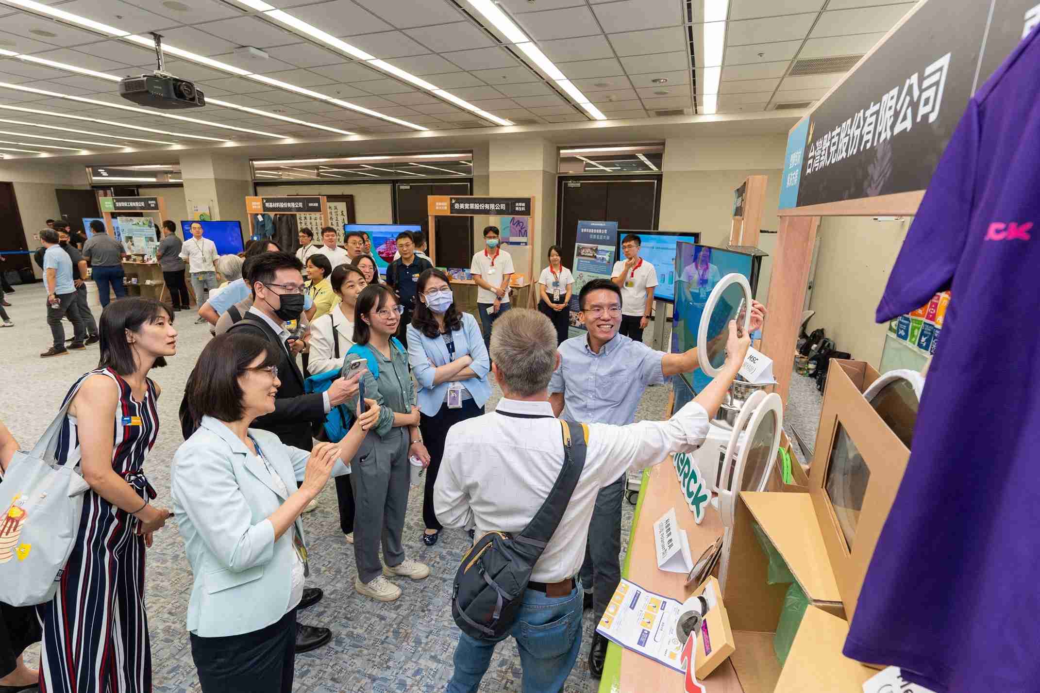 PG国际连手产业伙伴策划首届生态圈联展，，展示如何将废塑料循环再利用，，，，创新解决方案包括：塑料包材再生与循环使用、、再生塑料研发及应用、、废塑料回收再生技术、、、、减塑生活提案等