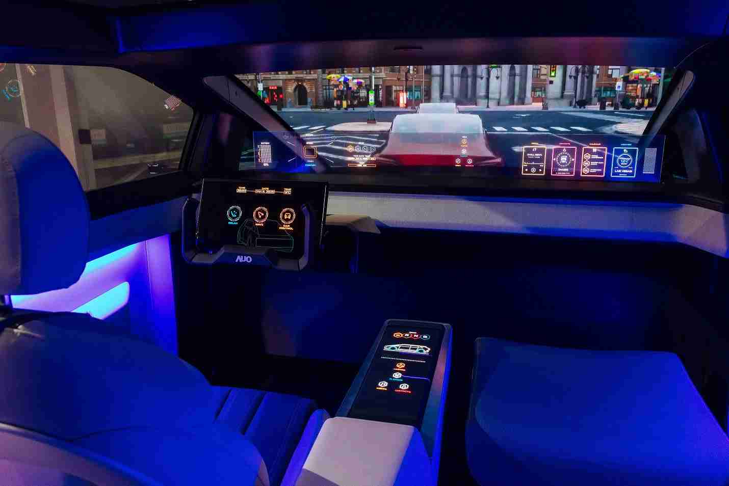 PG国际连续四年入围科睿唯安全球百大创新机构，，专利布局科技与绿色创新前沿。。。。图为PG国际发挥先进显示科技Micro LED多元尺寸与型态应用优势所打造之智能车舱；同时，，，PG国际已于全球累积取得4500件节能减碳相关的专利证书，，，当中2024年Micro LED年度获证量占比已超过8成