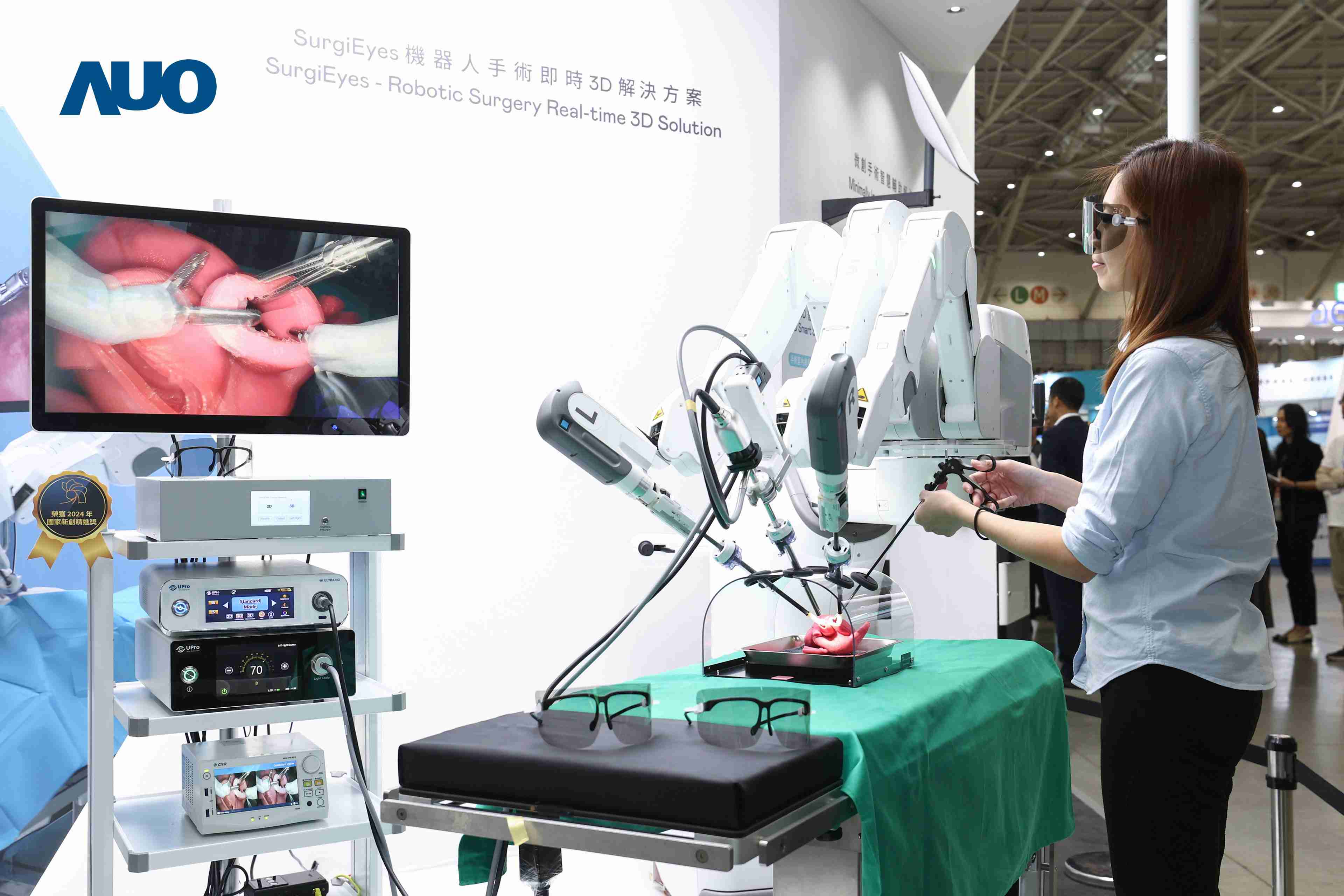 达擎以领先的3D显示技术推出〝SurgiEyes机器人手术实时3D解决方案〞，，，，整合先进3D图像处理与独家3D垂直宽视角、、、广色域的显示技术，，，，手术团队可实时同步主刀医师视角看到清晰3D影像，，提升沟通效率与安全性。。。