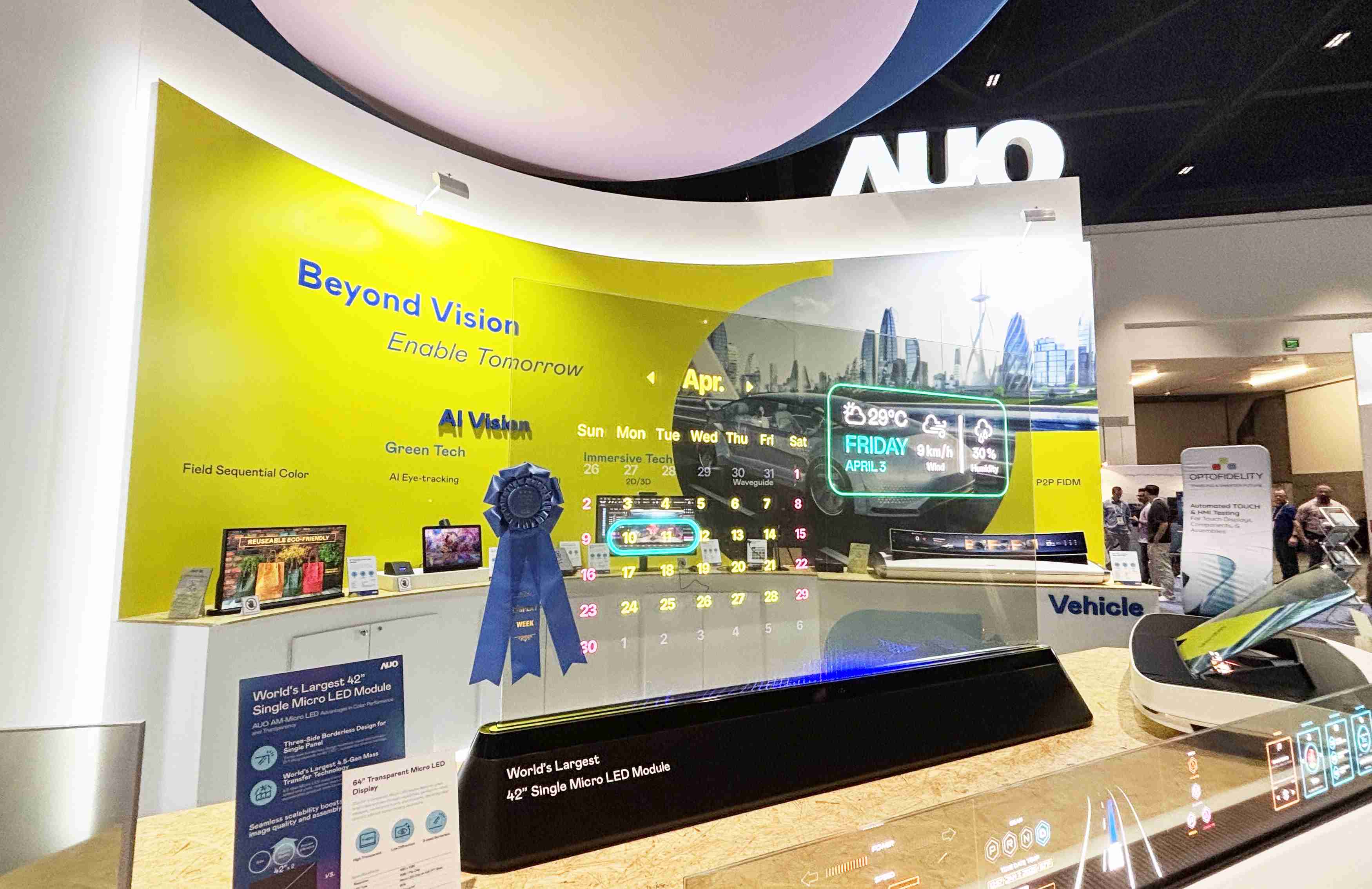 PG国际64吋透明Micro LED显示器获〝最佳Micro LED技术应用奖〞，，，其绝妙的透明穿透特性，，，同时具备1,000 nits的高亮度表现，，，并透过精细的无缝拼接延伸，，，可依需求灵活应用于多元场域，，，，展现出Micro LED显示技术划时空的无限潜力